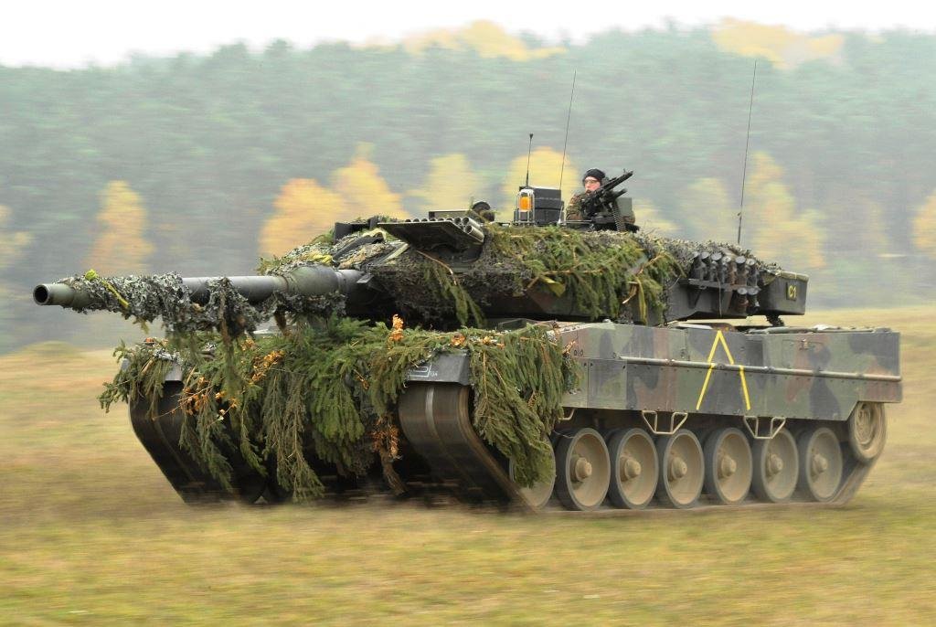 Leopard 2 tank fast run