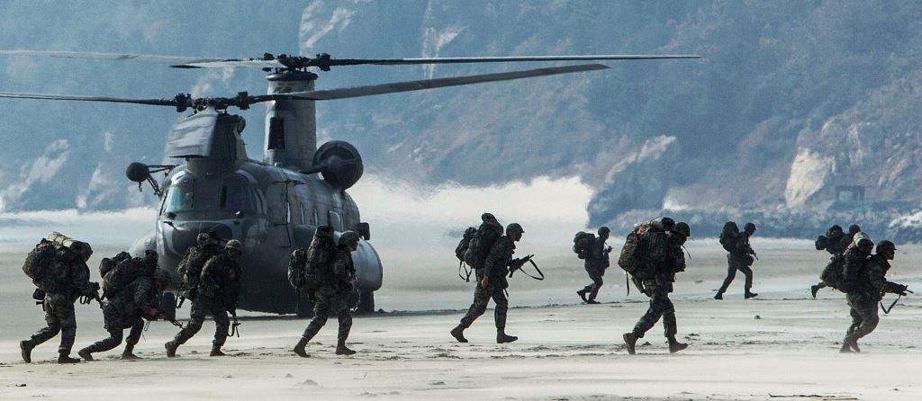 Boeing CH47 Chinook Helicopter Drop Troops for War